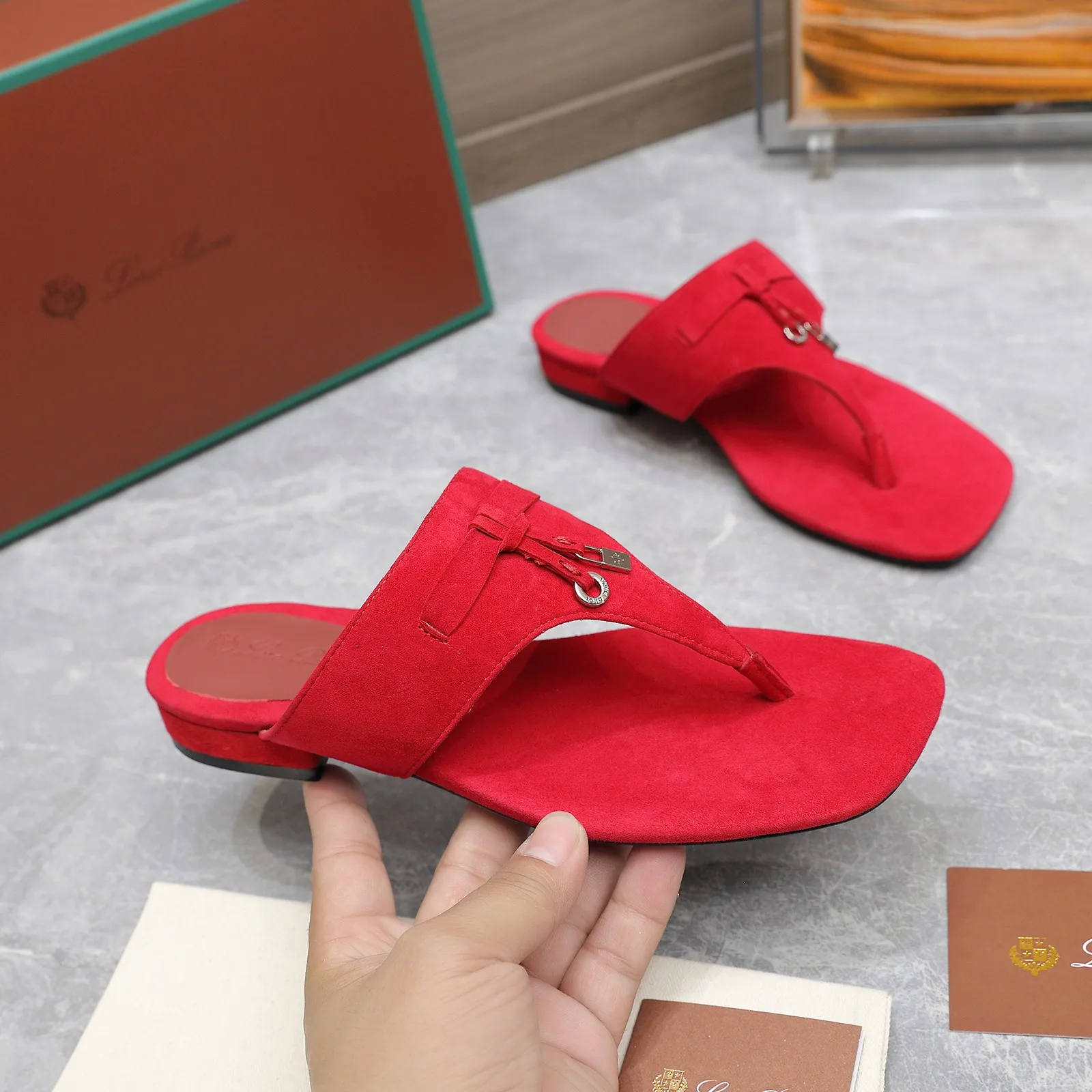 👟👟Ex-factory price 560👟👟 Purchasing-grade [Loro Piana] LP Mindil series T-strap thong sandals ✔️Top quality ✔️Soft sheep leather forms a tailor-made band that meets at the top of the upper and is fixed by a strong elastic ankle design. One is adorned with a discreet horn padlock, the other a gold circle badge. With its simple construction and sophisticated feel, these sandals are ideal for summer. ✔️Material: imported sheepskin fabric, sheepskin lining and feet ✔️Imported genuine leather outsole ✔️Code number: 35-42 (35/41/42 custom-made, non-refundable)